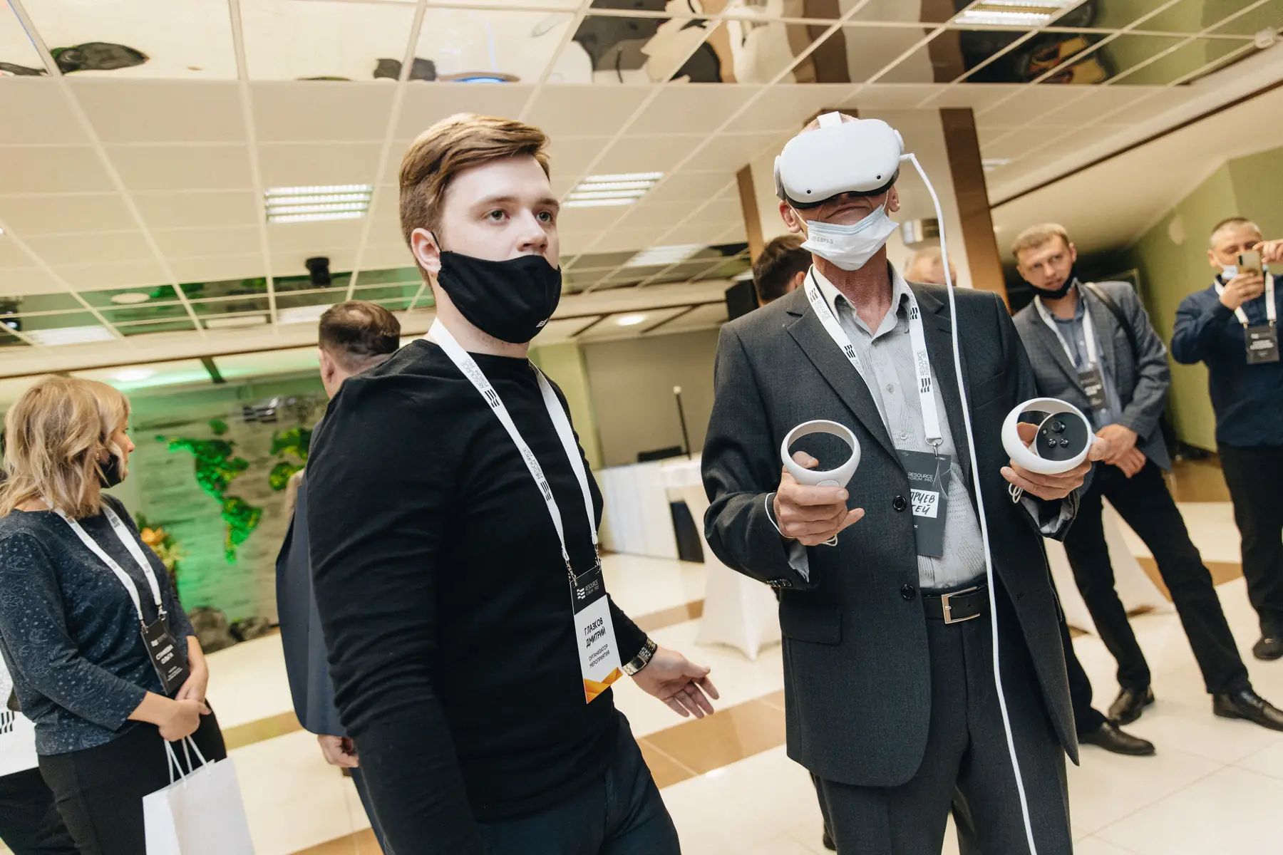 Участники пробуют VR-очки